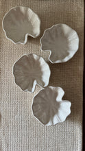 Load image into Gallery viewer, Leaf bowls (set of four)