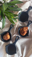 Load image into Gallery viewer, Black skillet (Set of 4)
